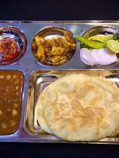 છોલે ભટૂરે (Chhole Bhature Recipe in Gujarati) રેસીપી મુખ્ય ફોટો