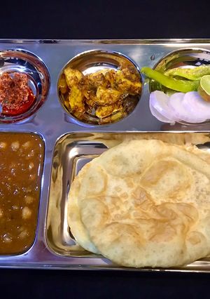 છોલે ભટૂરે (Chhole Bhature Recipe in Gujarati) રેસીપી મુખ્ય ફોટો
