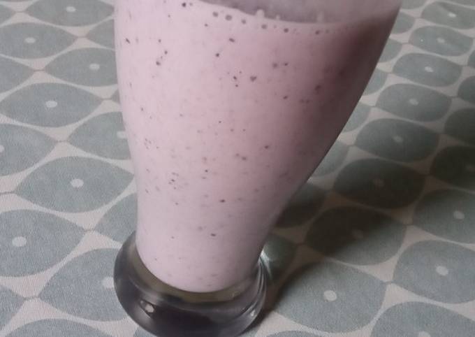 Rose-flavoured Milk, Oat & Chia Seed Smoothie