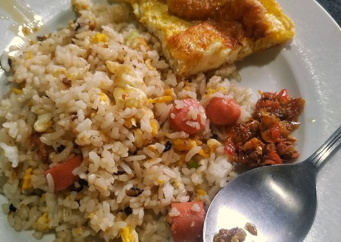 Resep Nasi Goreng Telur Sosis Oleh Saluna Mahira Cookpad