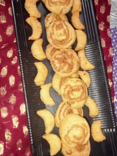 मैदे और बेसन की खस्ता चकरी (Maide aur besan ki khasta chakri recipe in Hindi) रेसिपी मुख्य फोटो