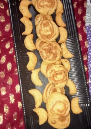 मैदे और बेसन की खस्ता चकरी (Maide aur besan ki khasta chakri recipe in Hindi) रेसिपी मुख्य फोटो