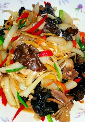 A picture of Chicken Giblets Stir-Fried with Ginger, Wood Ear Mushrooms, and Peppers.