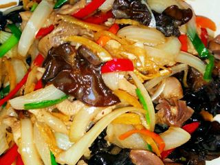 เครื่องในไก่ผัดขิงแก่เห็ดหูหนูพริกหอม