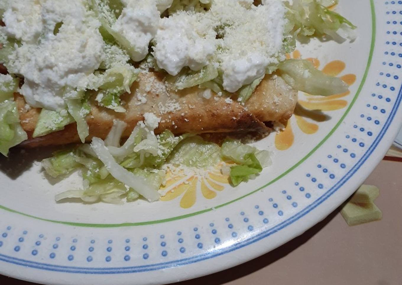 Tacos dorados rellenos de papá con chorizo