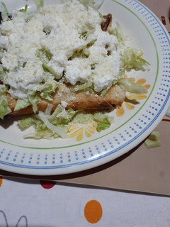 Una foto de Tacos dorados rellenos de papá con chorizo