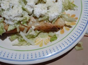 Una foto de Tacos dorados rellenos de papá con chorizo