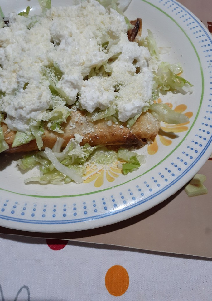 Una foto de Tacos dorados rellenos de papá con chorizo