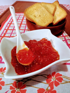 Una foto de Dulce de tomates maduros.🍅🍅