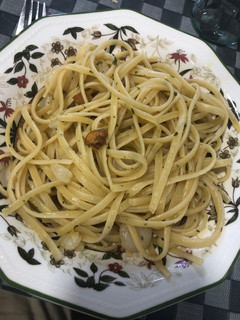 Una foto de Tallarines con gambas al ajillo