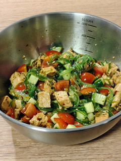 Una foto de Ensalada wakame con pavo cocido a las yerbas provenzales