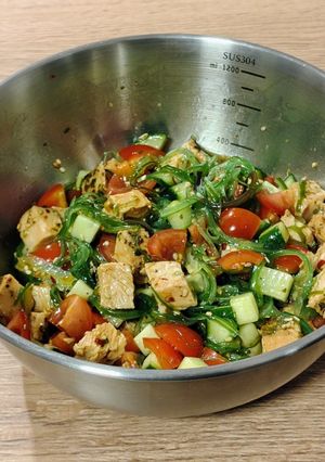 Una foto de Ensalada wakame con pavo cocido a las yerbas provenzales