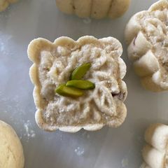 A picture of Badam ne Chokhana lotna phiniya ladoo(Almond and rice flour whipped ladoo).