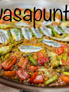 Una foto de Arroz de la huerta con boquerones 🥘 🎋 🧅 🍅 🧄 🫑 🐟