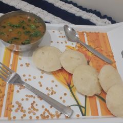 A picture of Idli Sambhar.