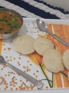 A picture of Idli Sambhar.