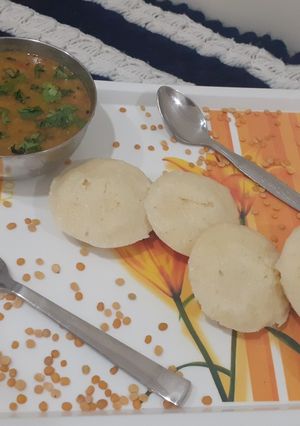 A picture of Idli Sambhar.