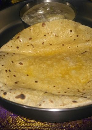 A picture of Phulka with white kurma.