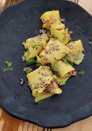 વોલનટસ સ્ટફ્ ખાંડવી (Walnut stuffed Khandvi Recipe In Gujarati) રેસીપી મુખ્ય ફોટો