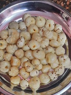 नमकीन मखाना (namkeen makhana recipe in Hindi) रेसिपी मुख्य फोटो