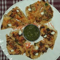 A picture of Capsicum carrot toast with palak chutney.