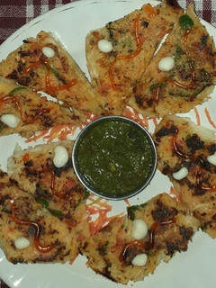A picture of Capsicum carrot toast with palak chutney.