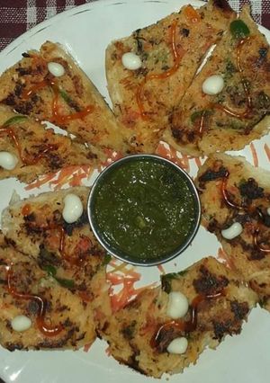 A picture of Capsicum carrot toast with palak chutney.