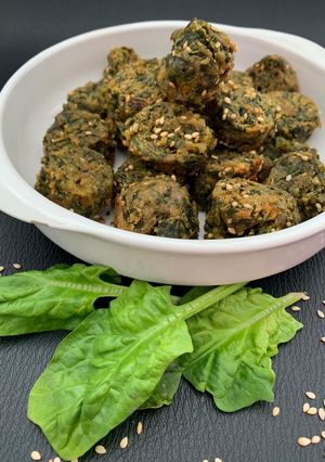 પાલક અને મેથીના મુઠીયા (Palak Methi Muthia Recipe In Gujarati) રેસીપી મુખ્ય ફોટો