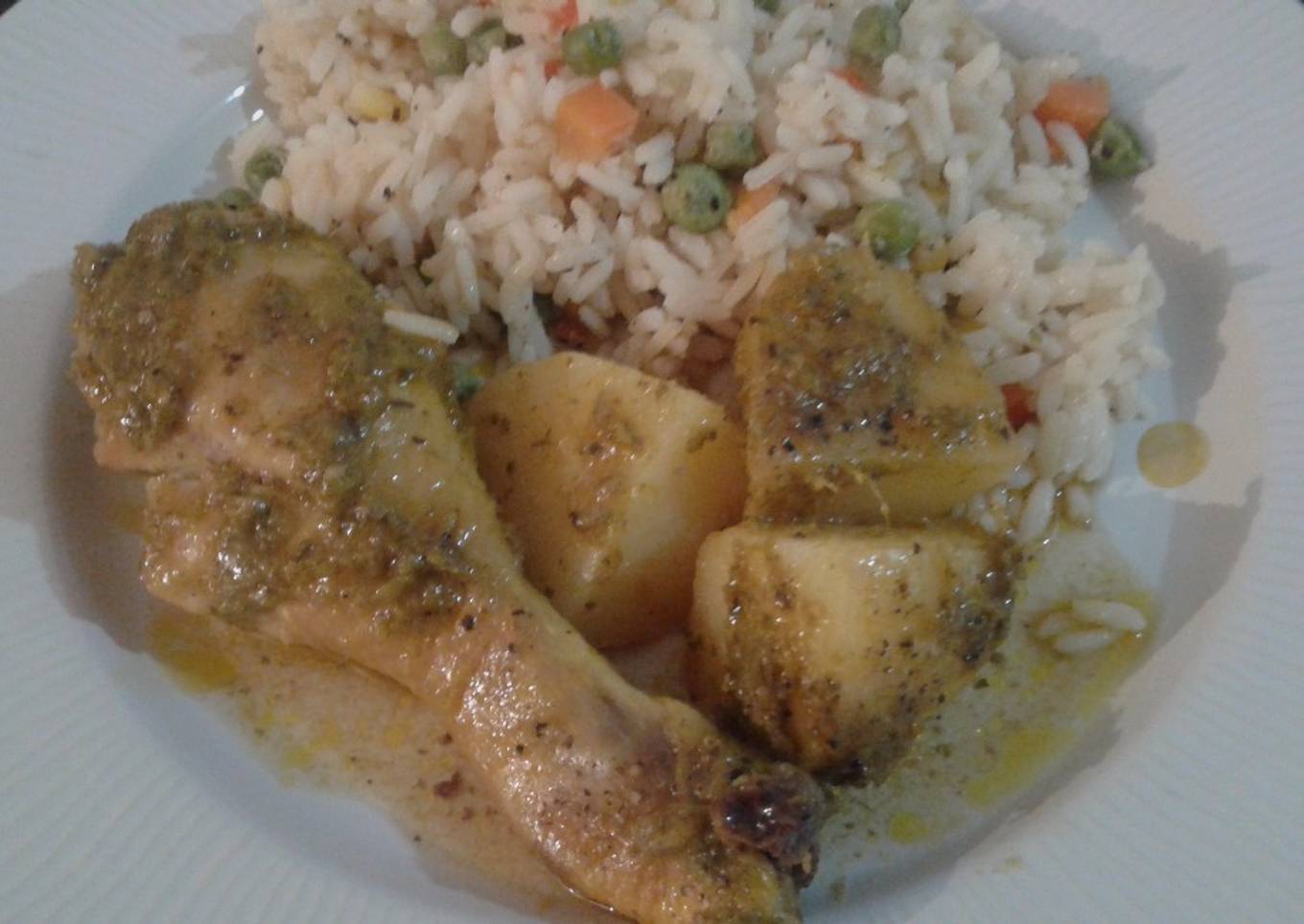 Pollo asado con papas en salsa camerunesa