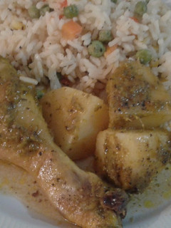 Una foto de Pollo asado con papas en salsa camerunesa