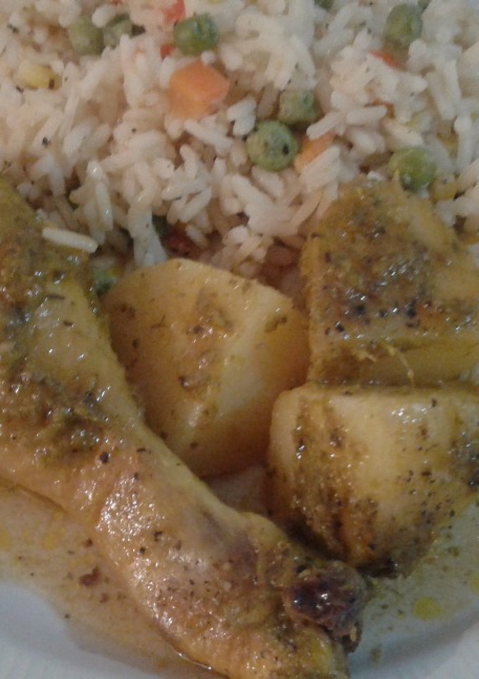 Una foto de Pollo asado con papas en salsa camerunesa