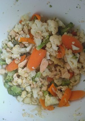 Una foto de Pechuga de pollo con vegetales