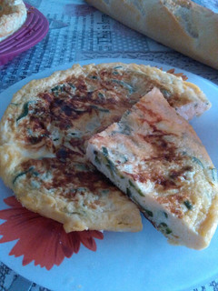 Una foto de Tortilla de calabacín y queso