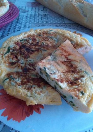 Una foto de Tortilla de calabacín y queso