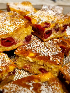 5 perc alatt összeszerelhető fitt meggyes-túrós süti recept fotója