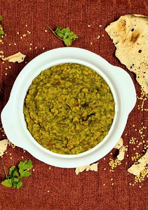 પાલક ખીચડી (Palak Khichdi Recipe In Gujarati) રેસીપી મુખ્ય ફોટો