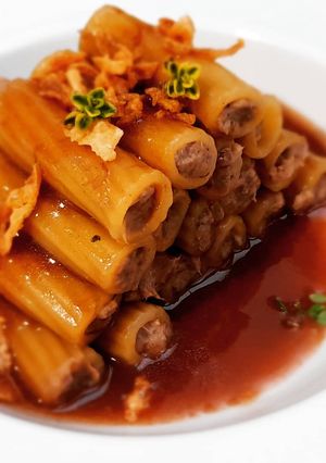 Una foto de Tortiglionis rellenos de carrilleras