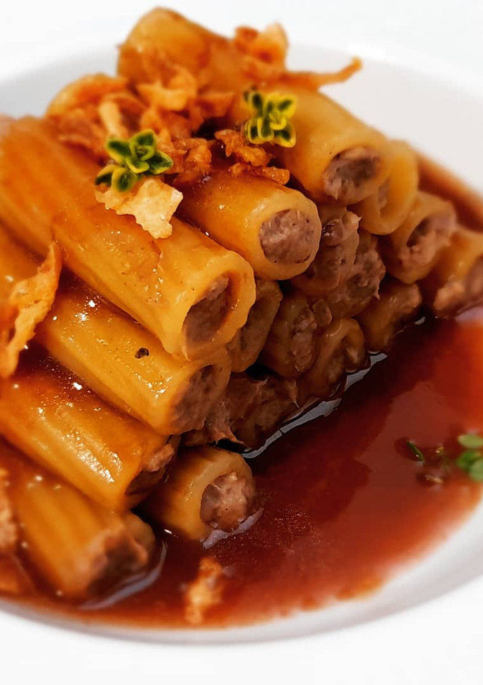 Una foto de Tortiglionis rellenos de carrilleras