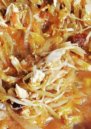 A picture of Chicken Tinga with Cabbage.