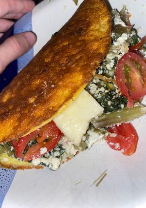 Una foto de Omelette con acelga, ricota, cherry y queso