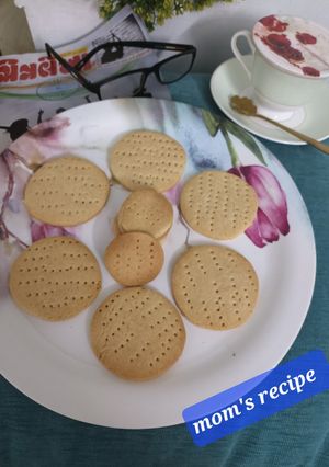 મેરી બિસ્કિટ (marie biscuits recipe in gujarati) રેસીપી મુખ્ય ફોટો