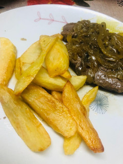 Una foto de Bistec de Panita de Vacuno con papas fritas