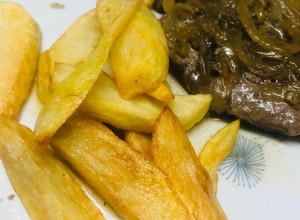 Una foto de Bistec de Panita de Vacuno con papas fritas