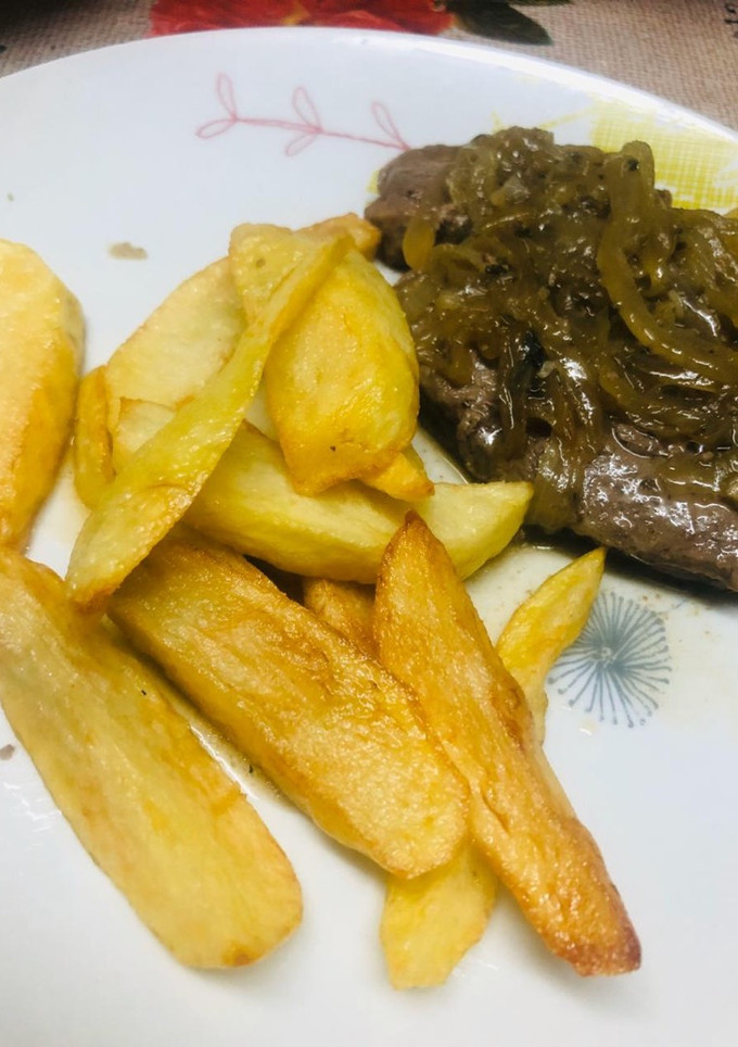 Una foto de Bistec de Panita de Vacuno con papas fritas