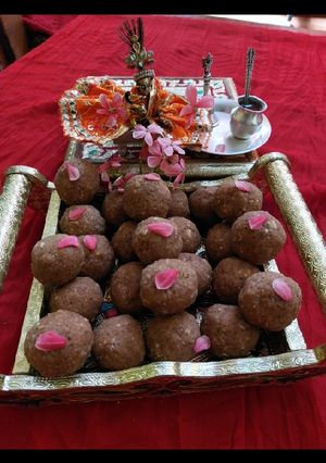 सिंघाड़े के लड्डू (Singhade ke laddu recipe in hindi) रेसिपी मुख्य फोटो