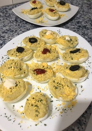 Una foto de Huevos rellenos de aguacate