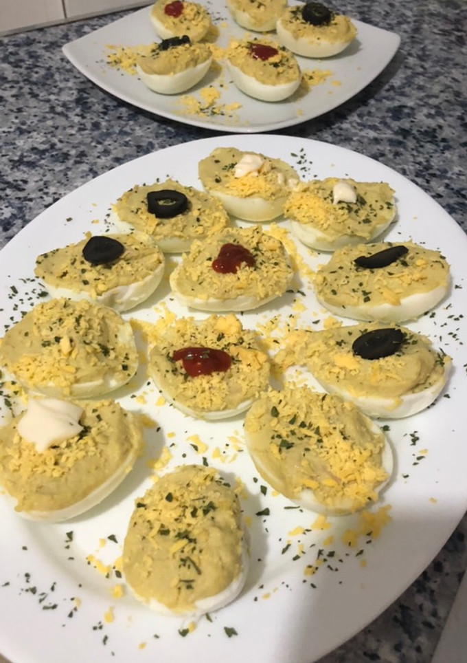 Una foto de Huevos rellenos de aguacate