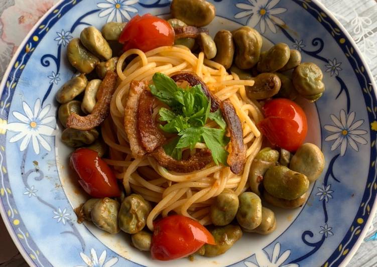 Spaghetti con fave, pomodorini e pancetta croccante