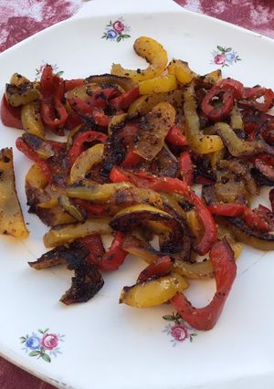 Une photo de Poivrons bicolores marinés cumin, ail et coriandre à la plancha