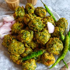 Methi na gota / Methi pakoda A picture of Methi na gota / Methi pakoda.